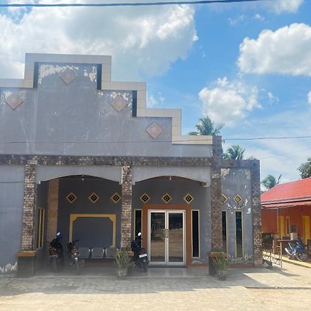 Oyo 93119 Guest House Leo Patra Muara Badak エクステリア 写真