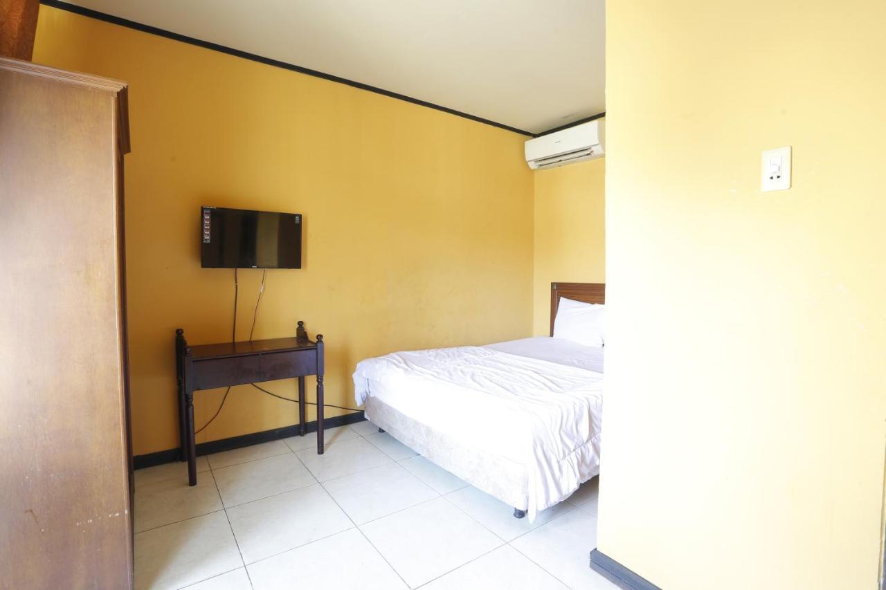Oyo 93119 Guest House Leo Patra Muara Badak エクステリア 写真