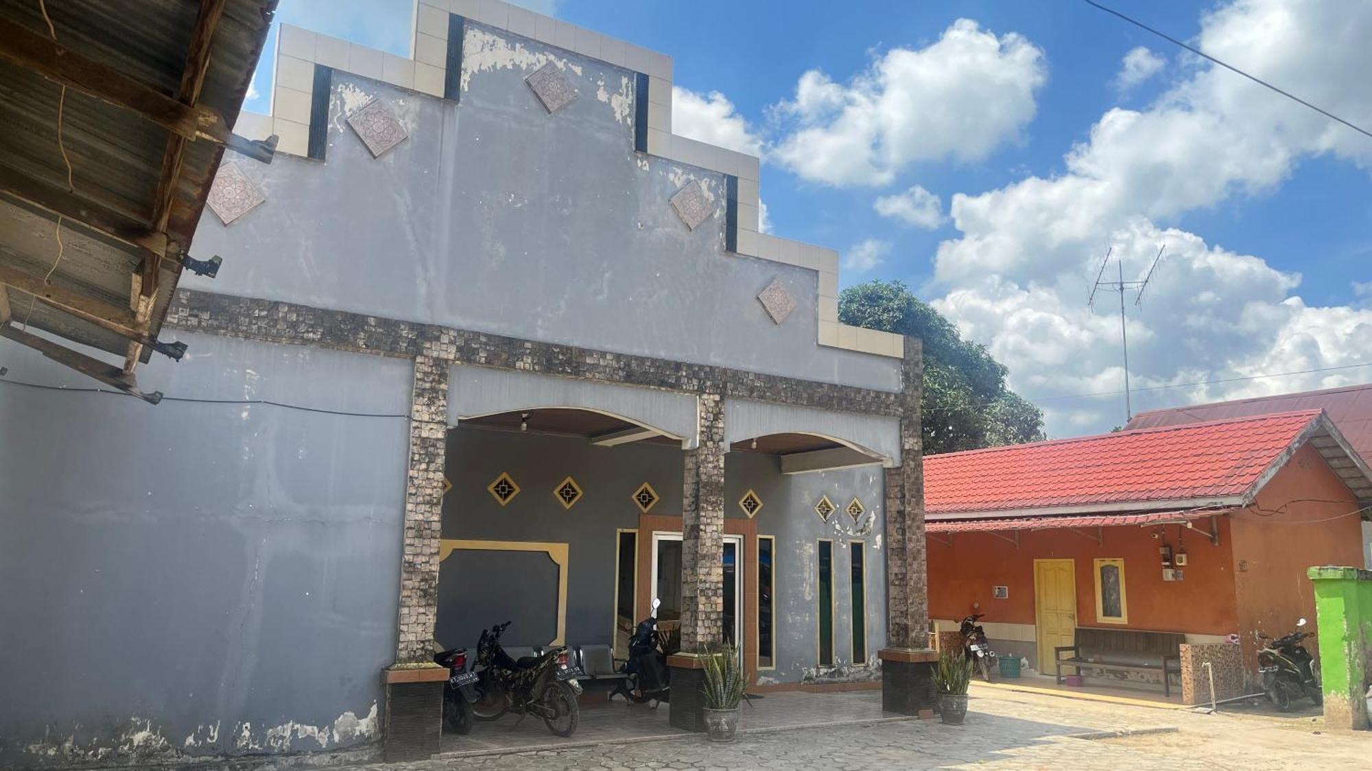 Oyo 93119 Guest House Leo Patra Muara Badak エクステリア 写真