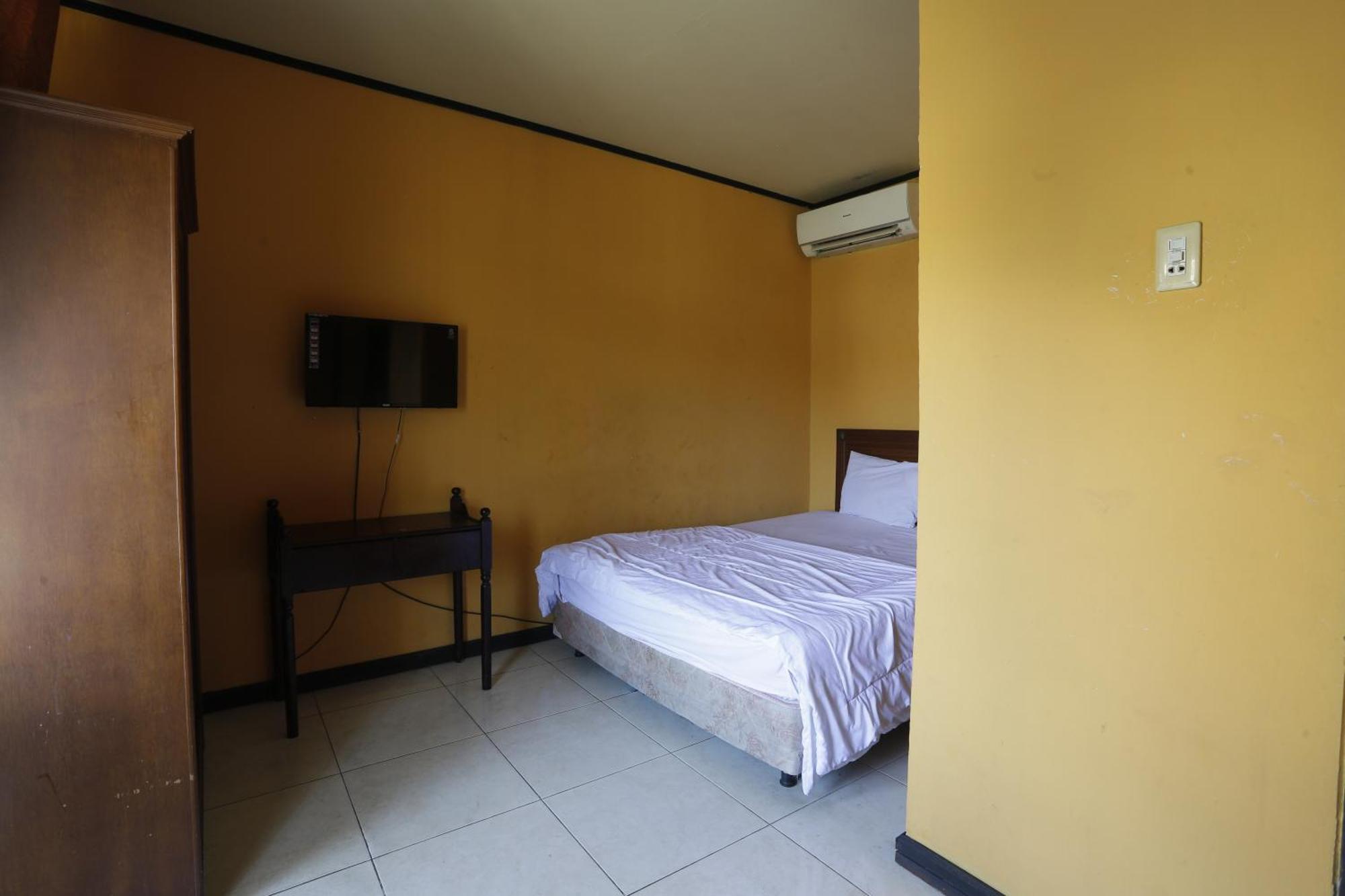 Oyo 93119 Guest House Leo Patra Muara Badak エクステリア 写真