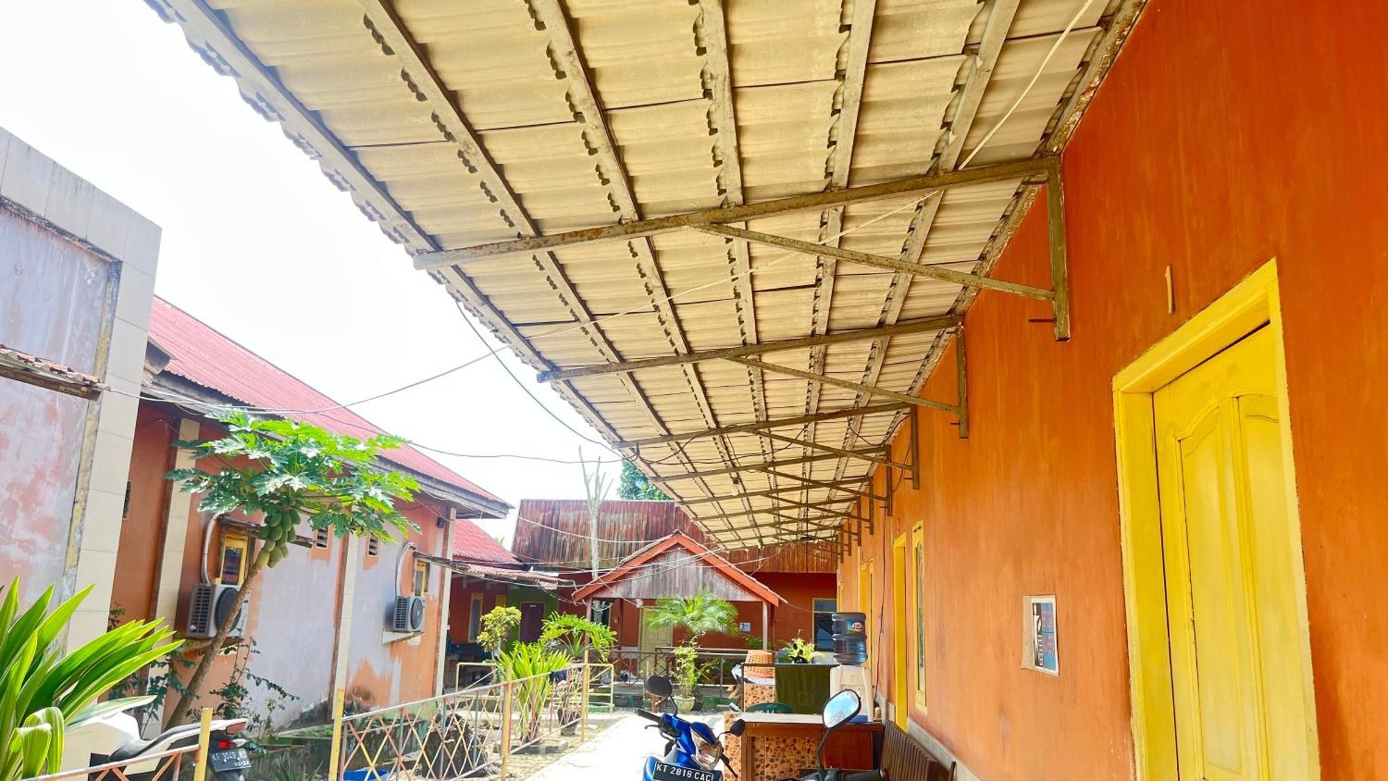Oyo 93119 Guest House Leo Patra Muara Badak エクステリア 写真